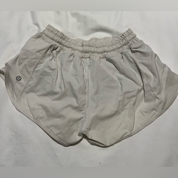 Lululemon Hotty Hot Shorts 2.5” - Picture 2 of 3